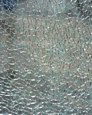 ویندوفیلم های امنیتی باعث استحکام بخشی به شیشه ها می گردد و از ریزش و پاشش شیشه ها جلوگیری می کند.